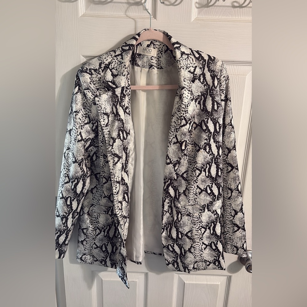 Stylish Black and White Snake Print Women's Jacket